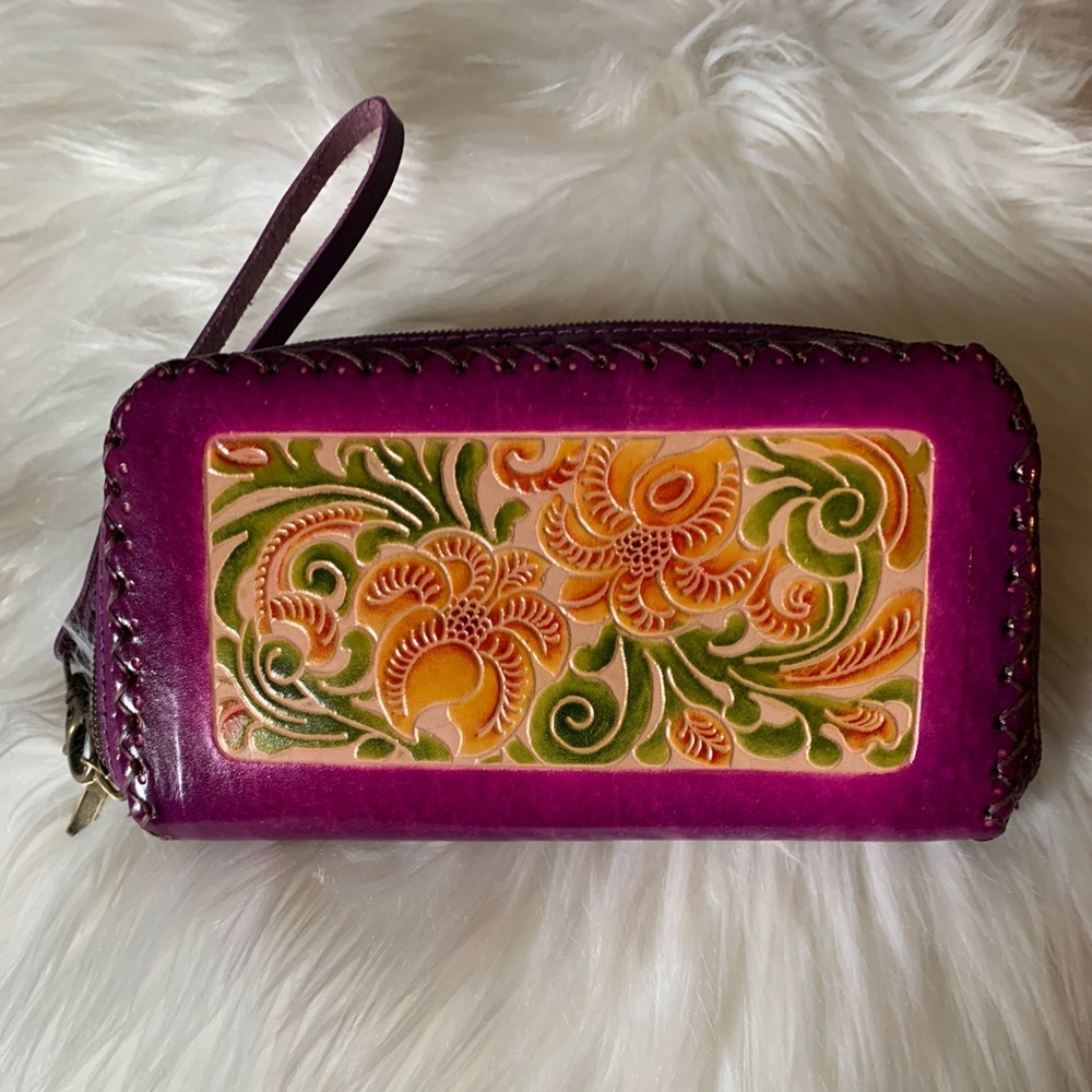 Handmade woman’s wallet , very well made ! Brand new , never used .